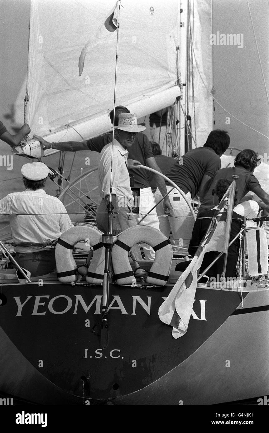 PA News Photo 2/8/80 il duca di Edimburgo al timone dello Yeoman XXI di Owen Aisher, che stava correndo nella Queen's Cup alla Cowes Regatta, che ha iniziato fuori dell'Isola di Wight Foto Stock