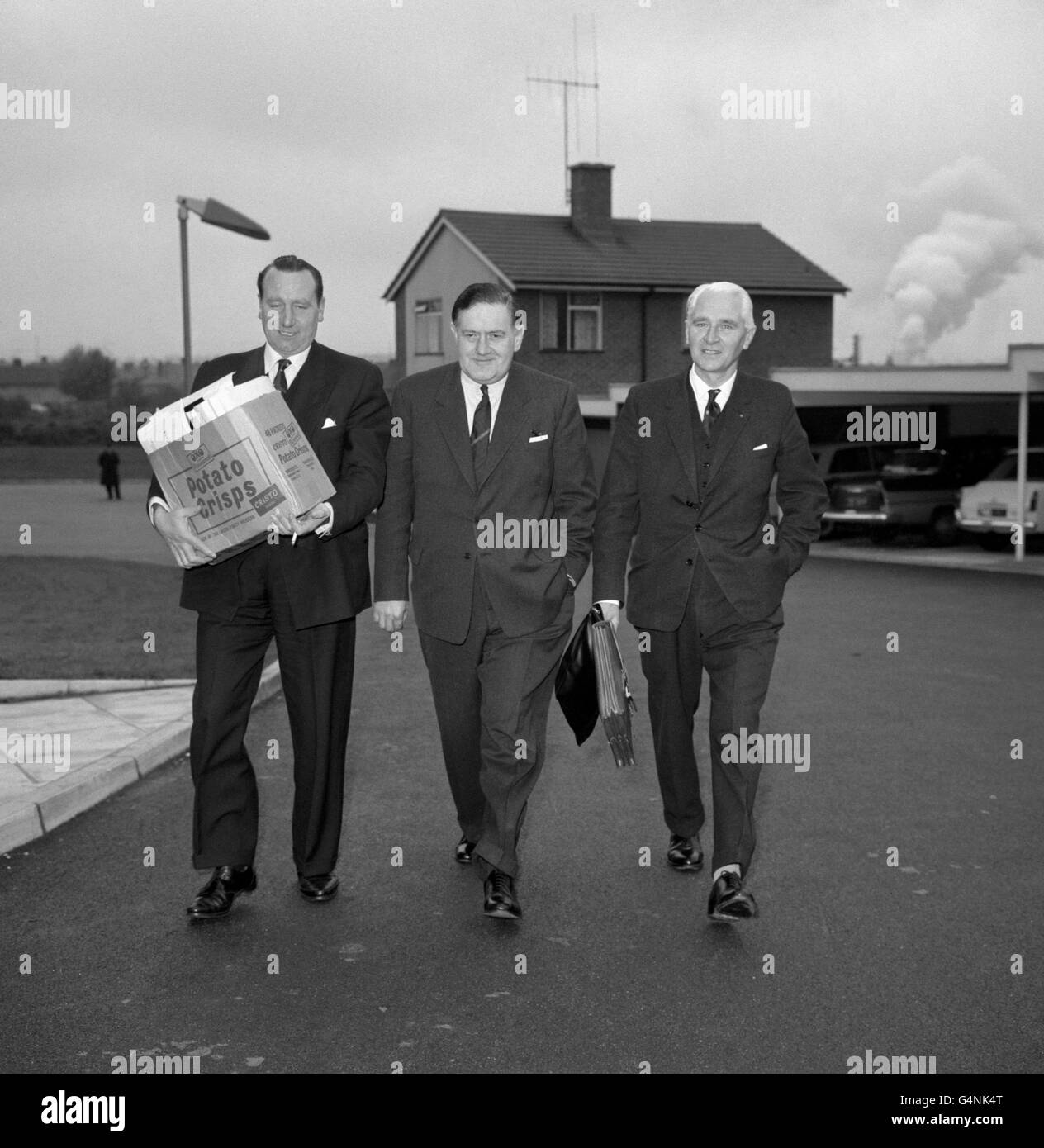 Il sovrintendente capo Malcolm Fewtrell, capo del Buckinghamshire CID (a destra), il sovrintendente detective Gerald McArthur di Scotland Yard (centro) e il detective Sergente Pritchard, arrivano ad Aylesbury Assises per il processo dei Great Train Robbers. Foto Stock