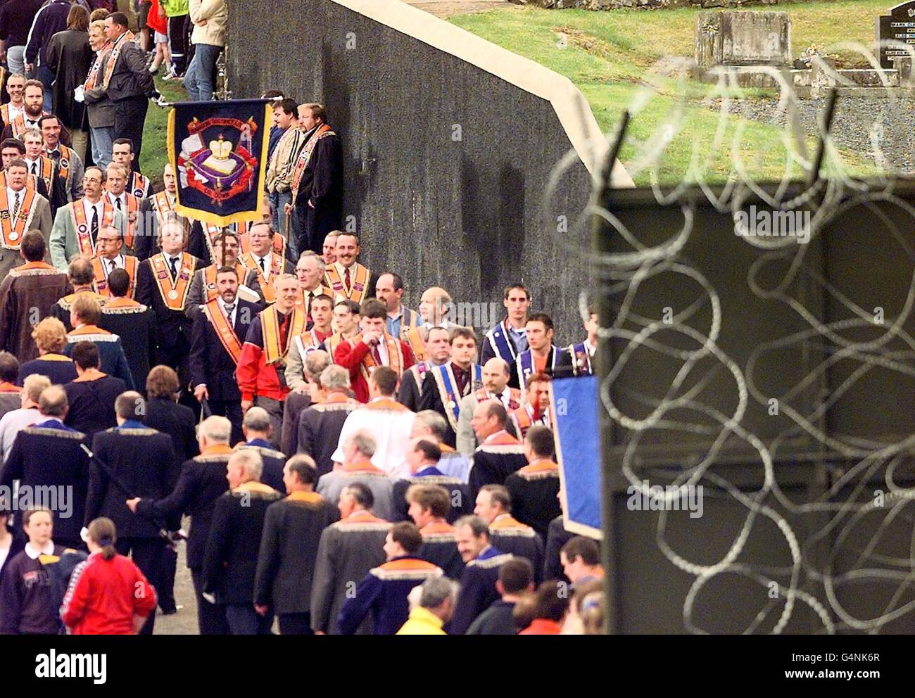 I marchers dell'ordine dell'arancia sono girati indietro dalla barriera recentemente eretta vicino alla chiesa di Drumcree, Portadown. La loro marcia tradizionale lungo la strada nazionalista Garvaghy è stata vietata dalla commissione parade. Foto Stock