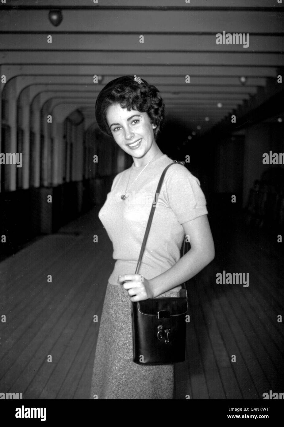 L'attrice Elizabeth Taylor, di 16 anni, sulla regina Elisabetta a Southampton di ritorno da Hollywood per giocare di fronte a Robert Taylor nella sua prima storia d'amore schermo. Foto Stock