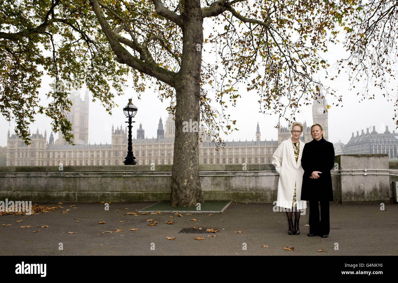 Meryl Streep e il regista Phyllida Lloyd dopo aver svelato il poster per il nuovo film The Iron Lady on the South Bank a Londra. Foto Stock