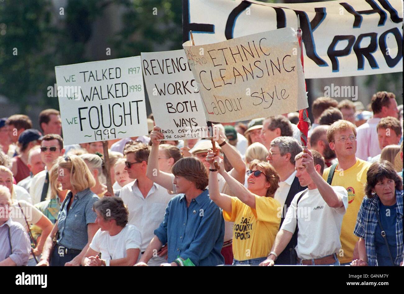 Gli appassionati di caccia alla volpe affollano l'ingresso alla House of Commons di Londra, salutando e gridando per protesta contro il rinnovato impegno del governo di vietare lo sport del sangue. Foto Stock