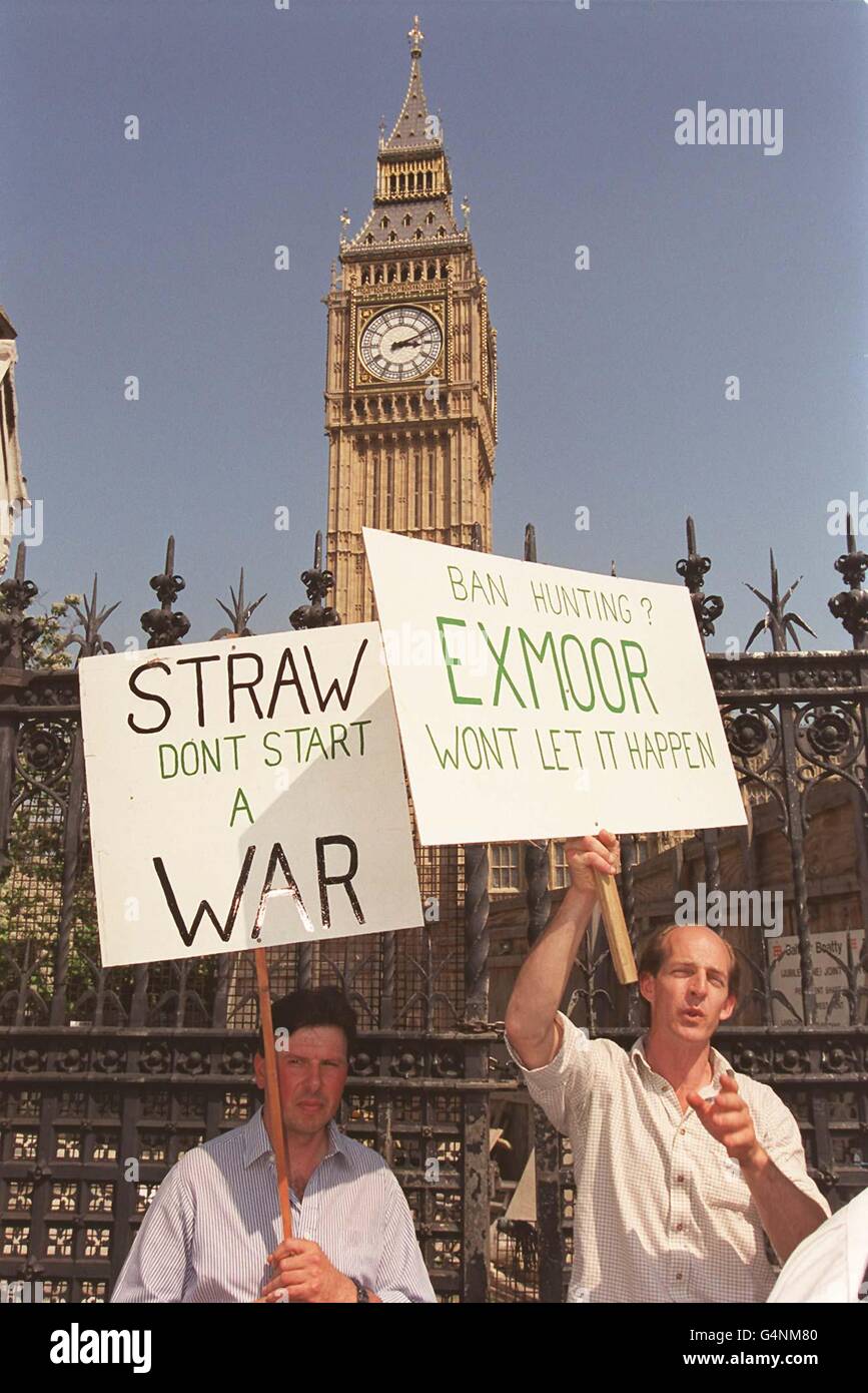All'ombra del Big ben, gli appassionati di caccia alla volpe affollano l'ingresso alla House of Commons di Londra, salutando e gridando per protesta contro il rinnovato impegno del governo di vietare lo sport del sangue. Foto Stock