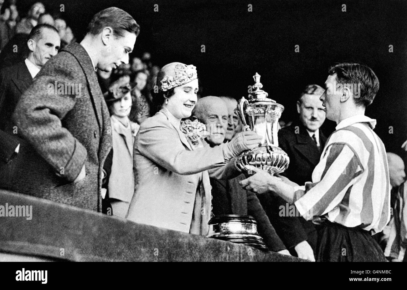 Calcio - fa Cup - finale - Sunderland / Preston North End - Wembley - 1937. Il capitano di Sunderland Raich carter (r) riceve la fa Cup dalla regina (c) Foto Stock