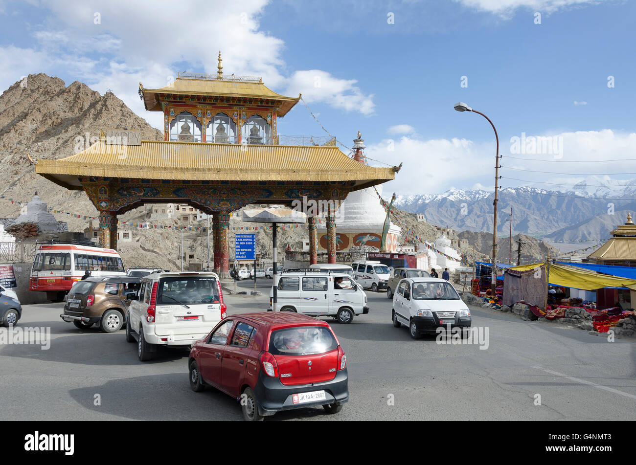 Il traffico al portale di ingresso alla città di Leh, Ladakh, Jammu e Kashmir India Foto Stock
