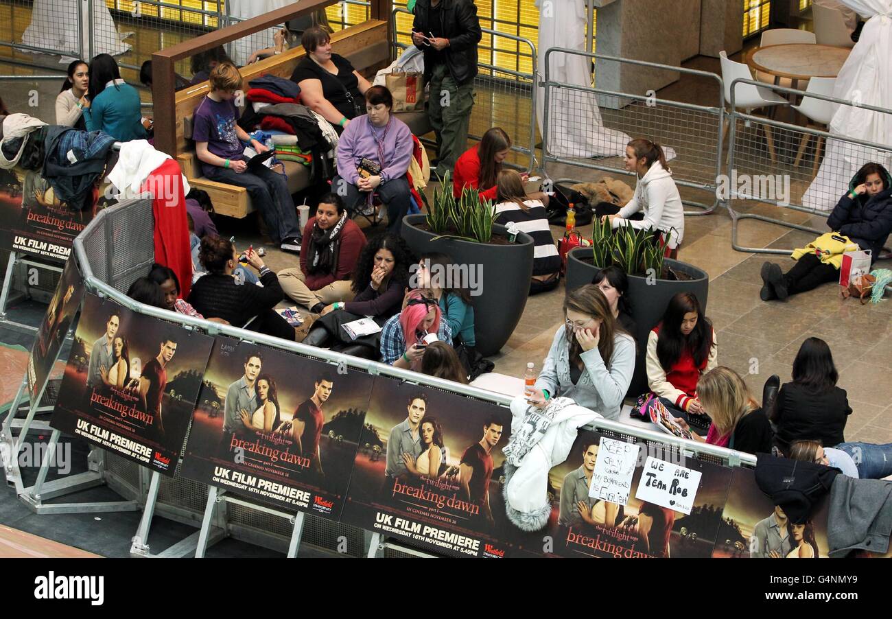 I fan dei film si accodano nel centro commerciale Westfield Stratford City per la prima parte di The Twilight Saga di questa sera. Foto Stock