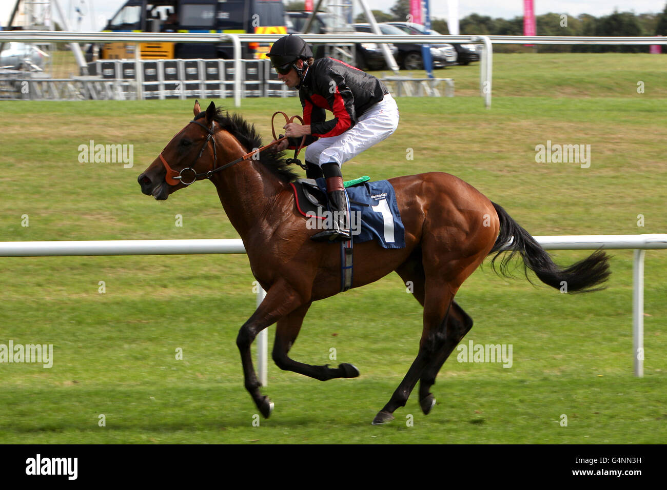 Corse di cavalli - Ladbrokes St. Leger Festival 2011 - Stobart Doncaster Cup Day - Ippodromo di Doncaster. Lilbourne Lad indovinato da Richard Hughes in corso di post per il Polypipe Flying Childers Stakes Foto Stock