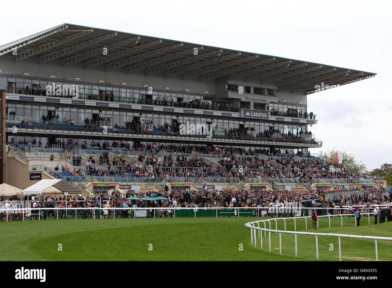 Vista generale della tribuna coperta a Doncaster Racecourse Foto Stock