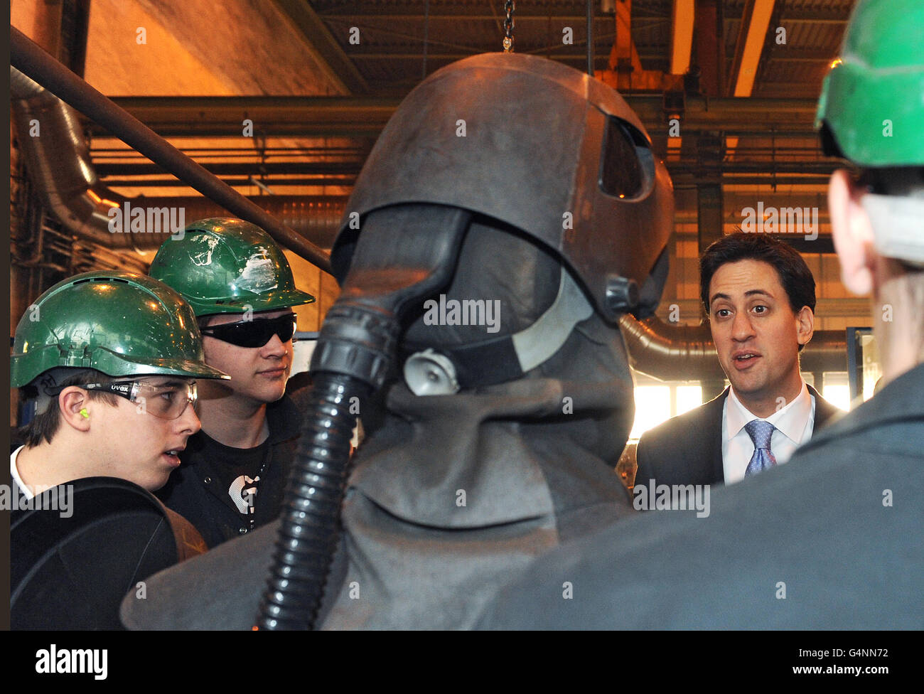 Il leader del partito laburista ed Miliband (a destra) parla agli apprendisti durante una visita presso Liebherr Crane Manufacturers presso Ayres Quay a Sunderland, dove il personale stava costruendo gru destinate alla Cina e a Hong Kong. Foto Stock