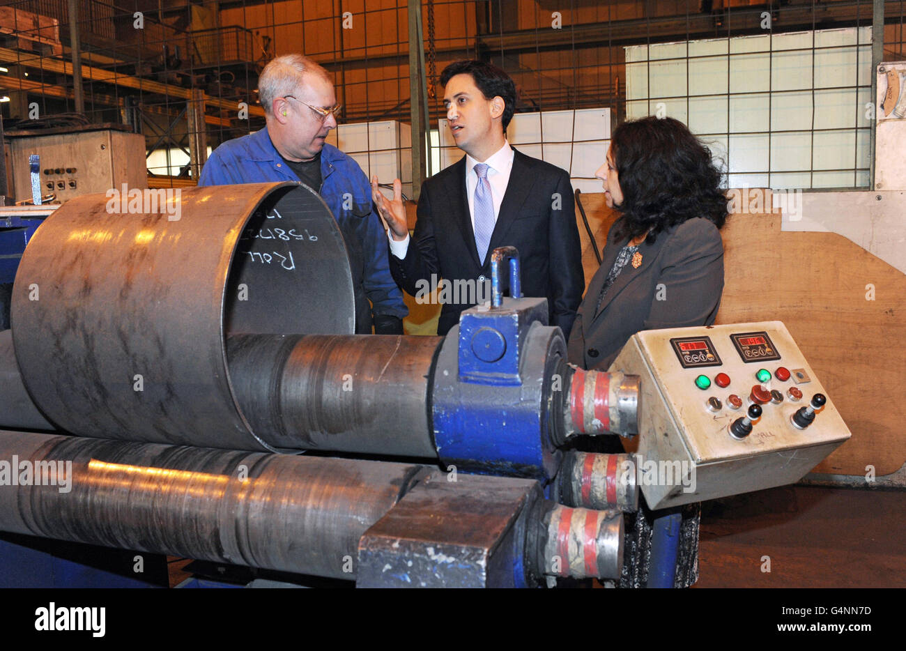 Il leader del Partito del lavoro ed Miliband parla con il dipendente Paul Ashurst (a sinistra) e Julie Elliott Labour MP per Sunderland Central durante una visita a Liebherr Crane Manufacturers presso Ayres Quay a Sunderland, dove il personale stava costruendo gru dirette per la Cina e Hong Kong. Foto Stock