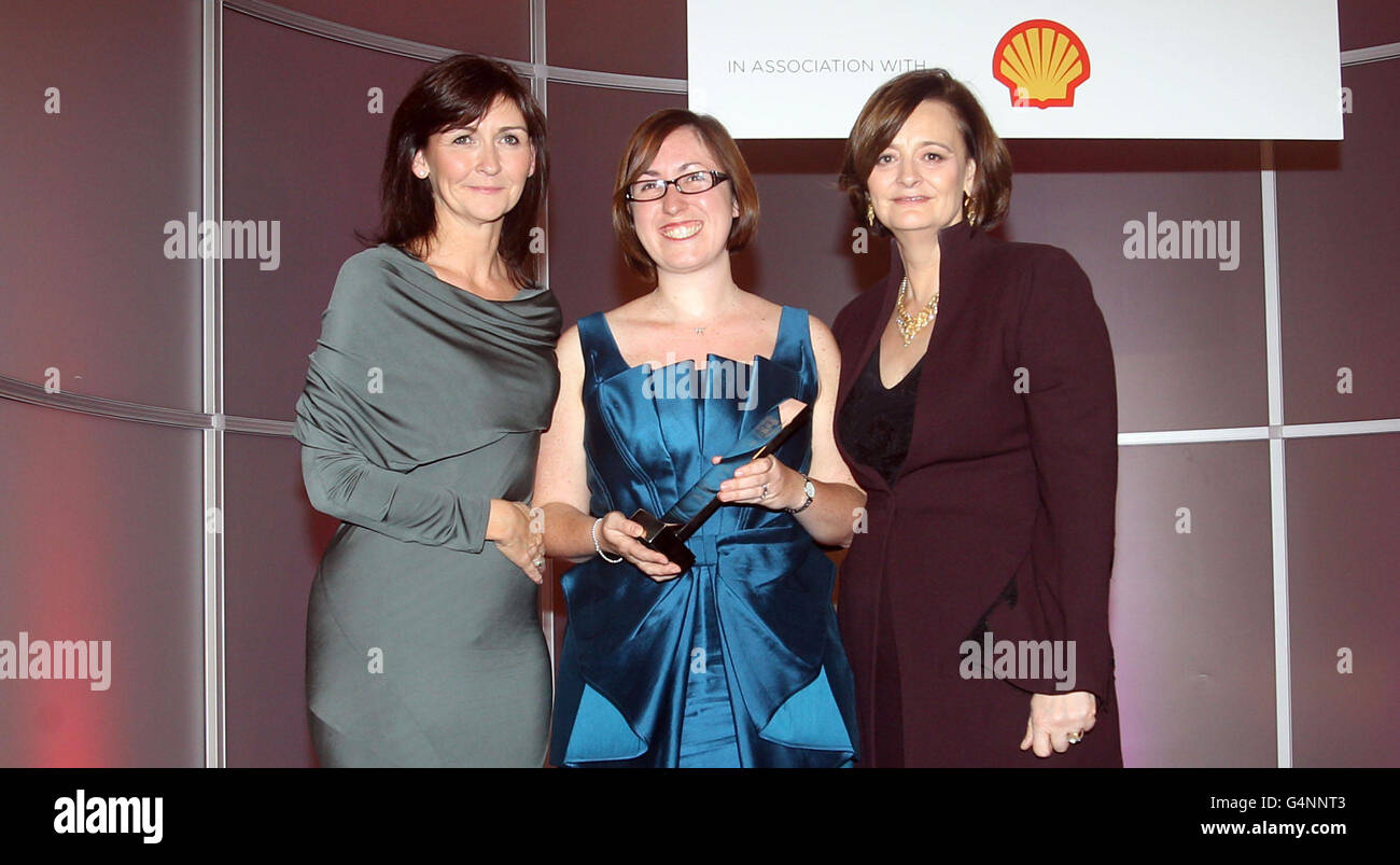 Layla McCay, centro, vince il premio Professional Woman of the Future ai Women of the Future Awards, presentati da Cherie Blair, Right, e Judith McKenna, CFO, Asda, Al London Marriott Hotel. Foto Stock