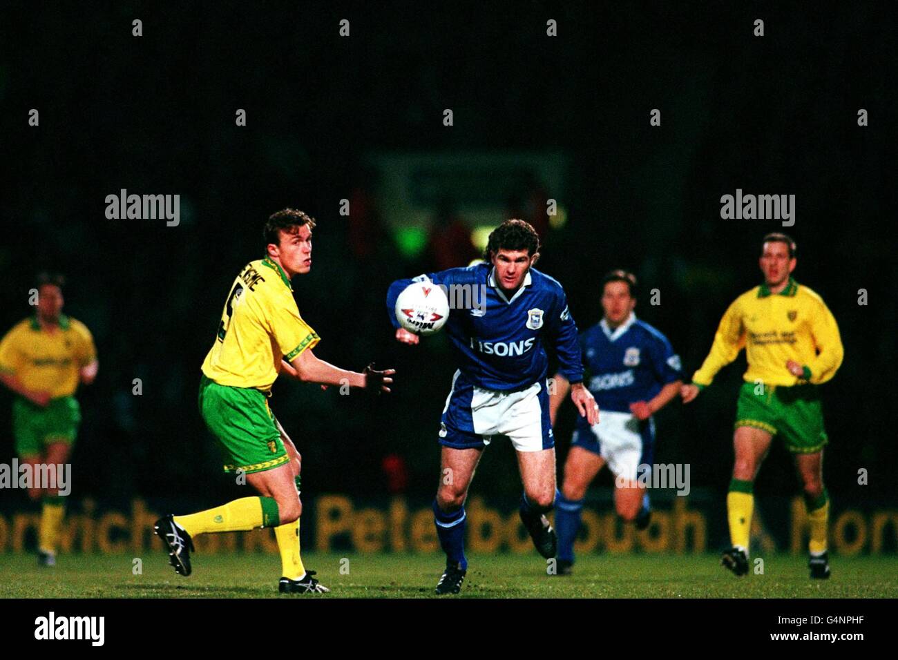 CALCIO. L-R: JON NEWSOME, NORWICH CITY. IAN MARSHALL, IPSWICH CITTÀ *********** NC v IT Foto Stock