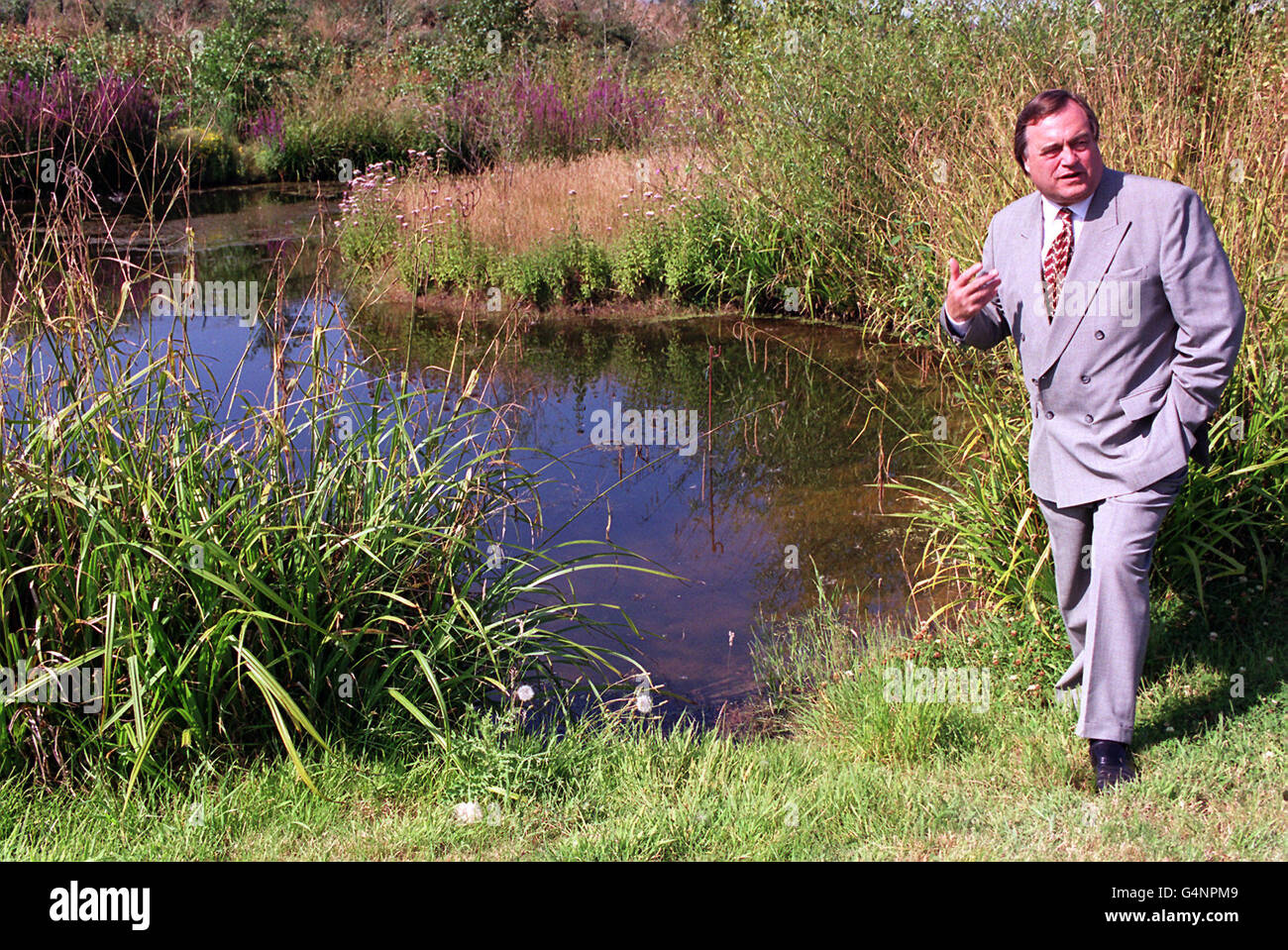 Il vice primo ministro John Prescott visita un importante centro di fauna selvatica delle zone umide creato sull'ex bacino artificiale di Barn Elms, a Barnes, Londra, 23/7/99. Ha descritto il sito come un eccellente esempio di ciò che stiamo iniziando a realizzare nel settore dell'acqua. * ...integrated gestione delle risorse idriche. Il serbatoio è diventato ridondante dopo il completamento del 250 milioni di Ring Main sepolto sotto Londra. Foto Stock