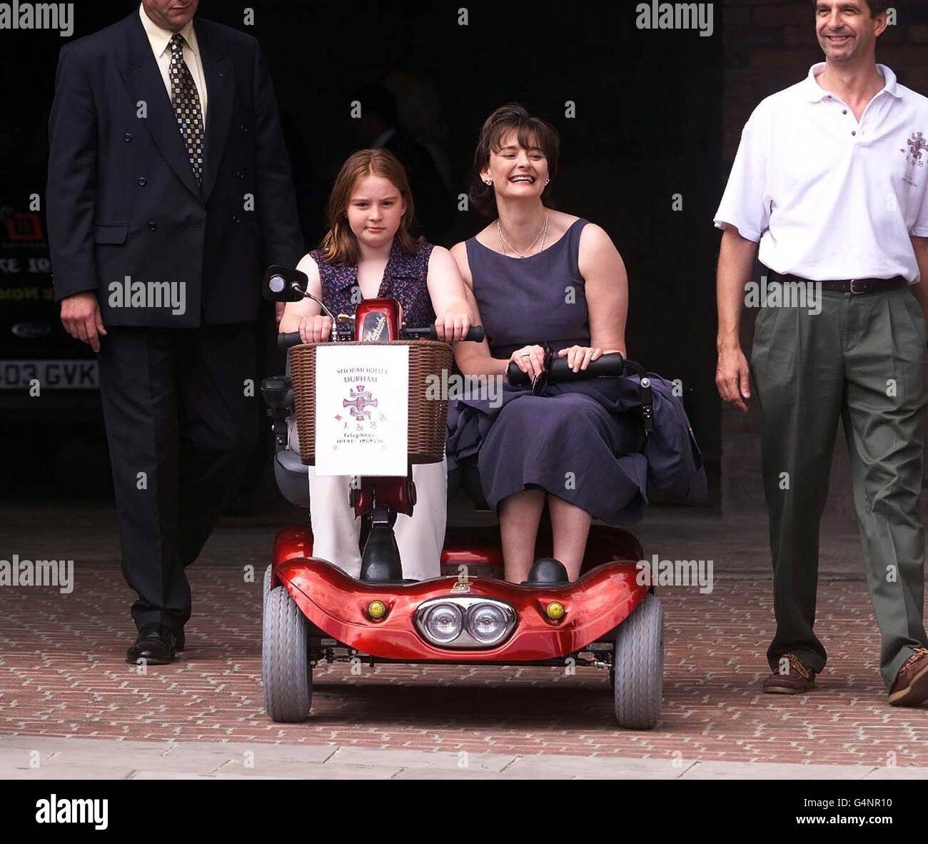 La moglie del primo ministro Cherie Blair (2nd R) con la figlia Kathryn, provando il nuovo scooter Shopmobility a 2 posti al Riverside Plaza, Prines Bishop's Shopping Center nella contea di Durham. Foto Stock