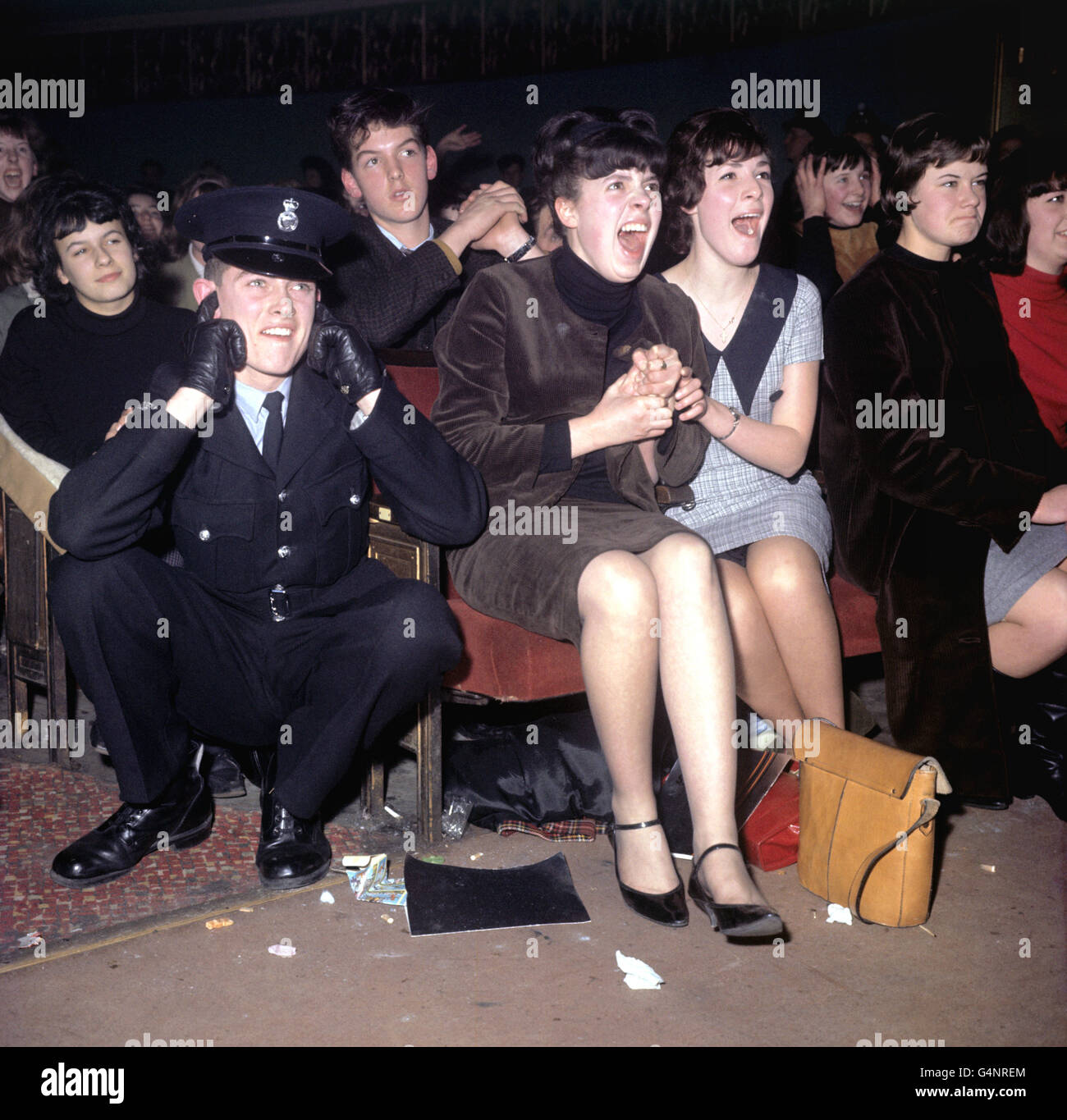 I fans frenzed dei Beatles che guardano la band suonano a Manchester, nel novembre 1963. Foto Stock