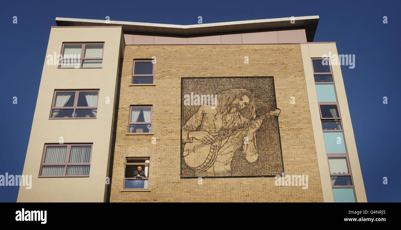 L'artista Andy Scott con il suo murale di acciaio di 20 piedi per 16 piedi del comico Billy Connolly nella zona di Anderson a Glasgow, Scozia ha svelato vicino a dove il comico è nato. Foto Stock