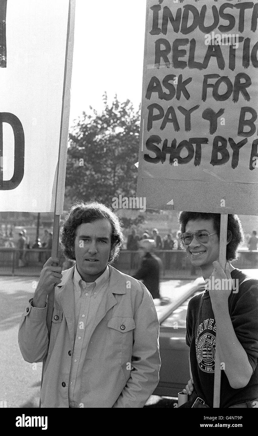 Peter Hain (sinistra) ex presidente dei giovani liberali, durante una dimostrazione del movimento anti-apartheid fuori dell'ambasciata sudafricana a Londra. Hain, l'attivista studentesco che ha costretto gli Springboks a fare il loro tour di rugby britannico del 1970. * 3/8/99: Ora ministro degli Esteri, incontra Cheryl Carolus, ex segretario di Nelson Mandela e ora Alto commissario in Gran Bretagna, alla Casa del Sudafrica nel centro di Londra. Foto Stock