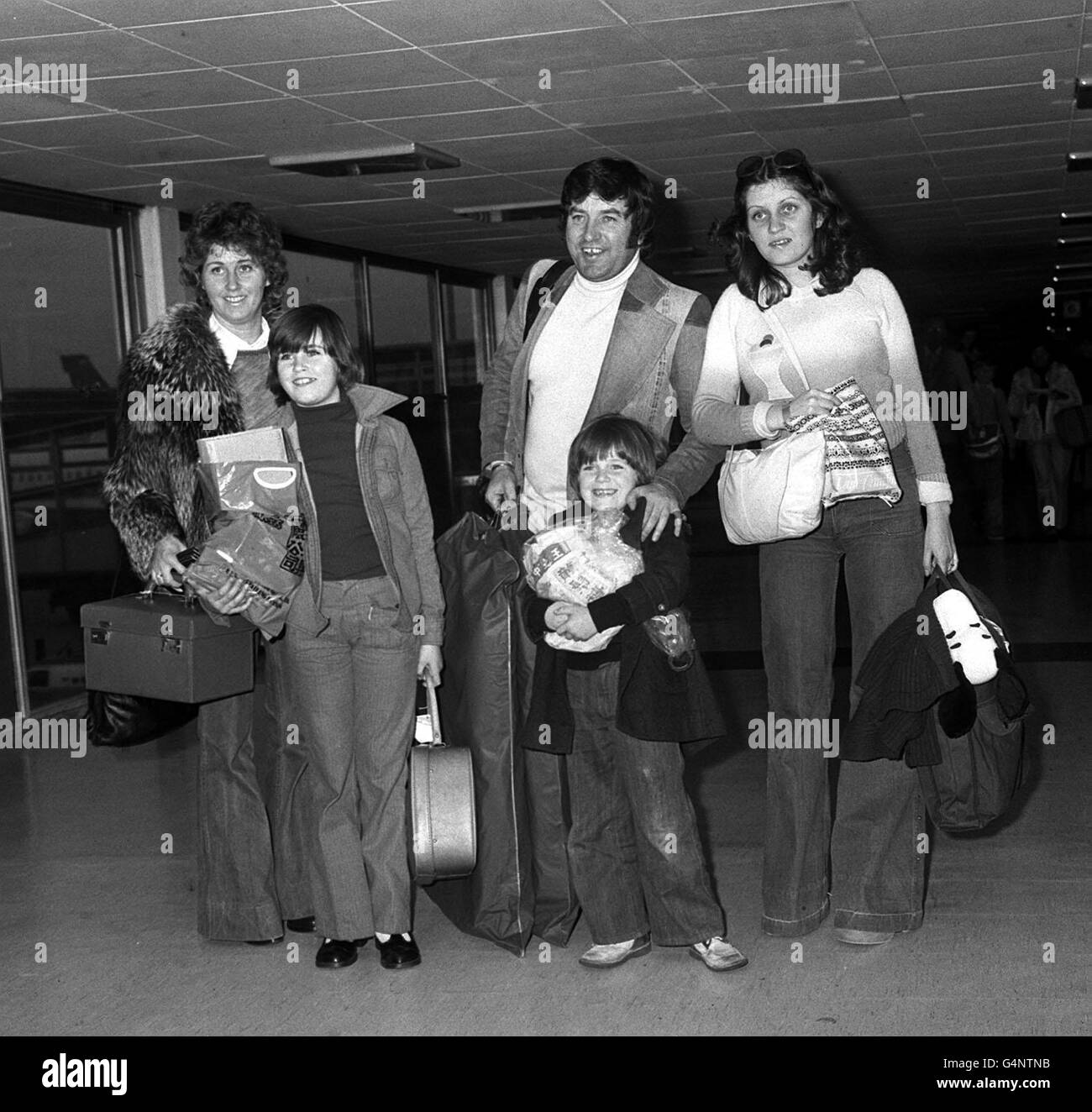 Il comico nato a Liverpool Jimmy Tarbuck con la sua famiglia: La moglie Pauline (L), le figlie Lisa (II L) e Cheryl (R), e il figlio James, all'aeroporto di Heathrow al loro ritorno da Hong Kong. Foto Stock
