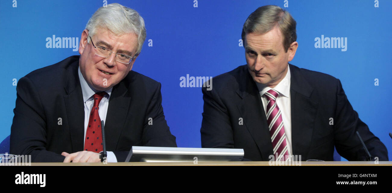 Tanaiste Eamon Gilmore (a sinistra) e Taoiseach Enda Kenny (a destra) durante un briefing stampa sulla creazione di posti di lavoro presso gli edifici governativi di Dublino. Foto Stock