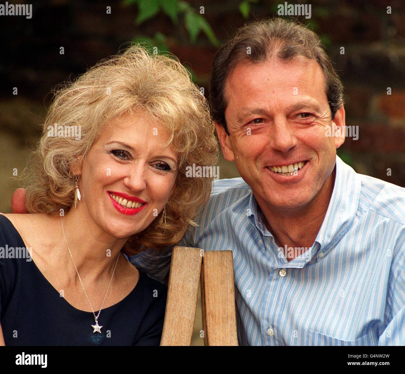 Anita Dobson e Leslie Grantham, che sono venuti a fama come pub proprietari Den e Angie Watts in BBC-TV sapone EastEnders, saranno riuniti in una nuova serie di quattro parti per la trasmissione su Sky Premier nel 2000 chiamato 'The Stretch'. * sono star di Terry Green, un criminale di carriera e Sam, la sua moglie che soffre da tempo, nella nuova serie scritta da Stephen Leather. Foto Stock