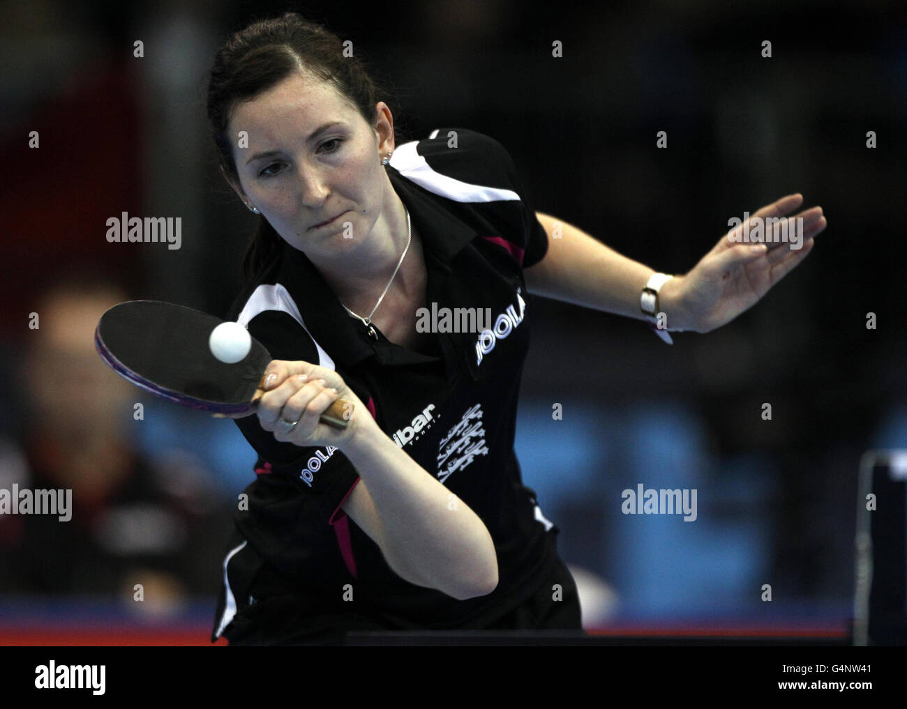 Joanna Parker della Gran Bretagna in azione contro Ning Ding della Cina durante le finali Grand Tour ITTF Pro all'Excel Arena di Londra. Foto Stock