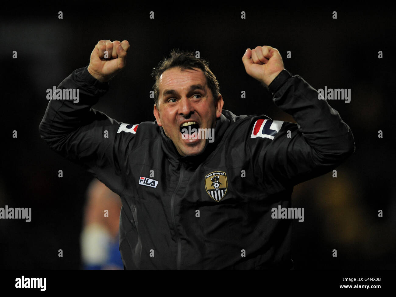 Il manager della contea di Notts Martin Allen festeggia dopo che Julian Kelly (non raffigurato) ha ottenuto il terzo gol del suo fianco durante la partita della Npower Football League 1 a Meadow Lane, Nottingham. Foto Stock