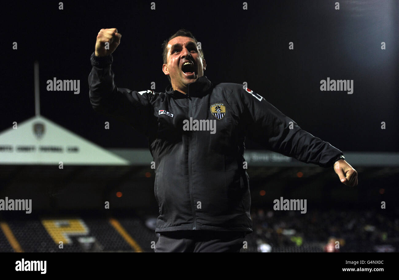 Il manager della contea di Notts Martin Allen festeggia dopo che Julian Kelly (non raffigurato) ha ottenuto il terzo gol del suo fianco durante la partita della Npower Football League 1 a Meadow Lane, Nottingham. Foto Stock