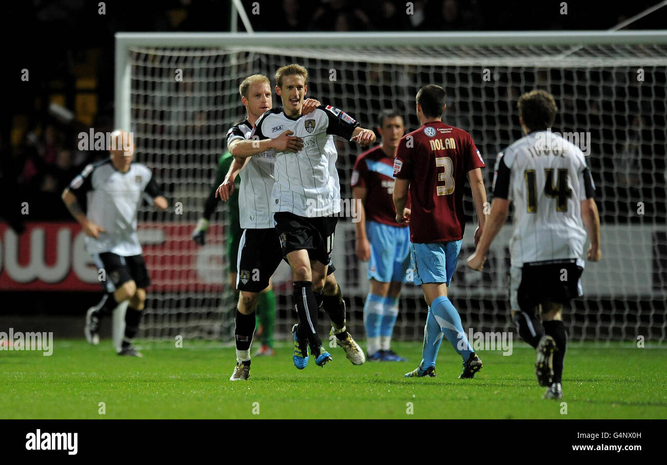 Jeff Hughes (centro) della contea di Notts si congratula con i suoi compagni di squadra dopo aver segnato il secondo e l'obiettivo di equalizzazione della loro parte durante la partita della Npower Football League 1 a Meadow Lane, Nottingham. Foto Stock
