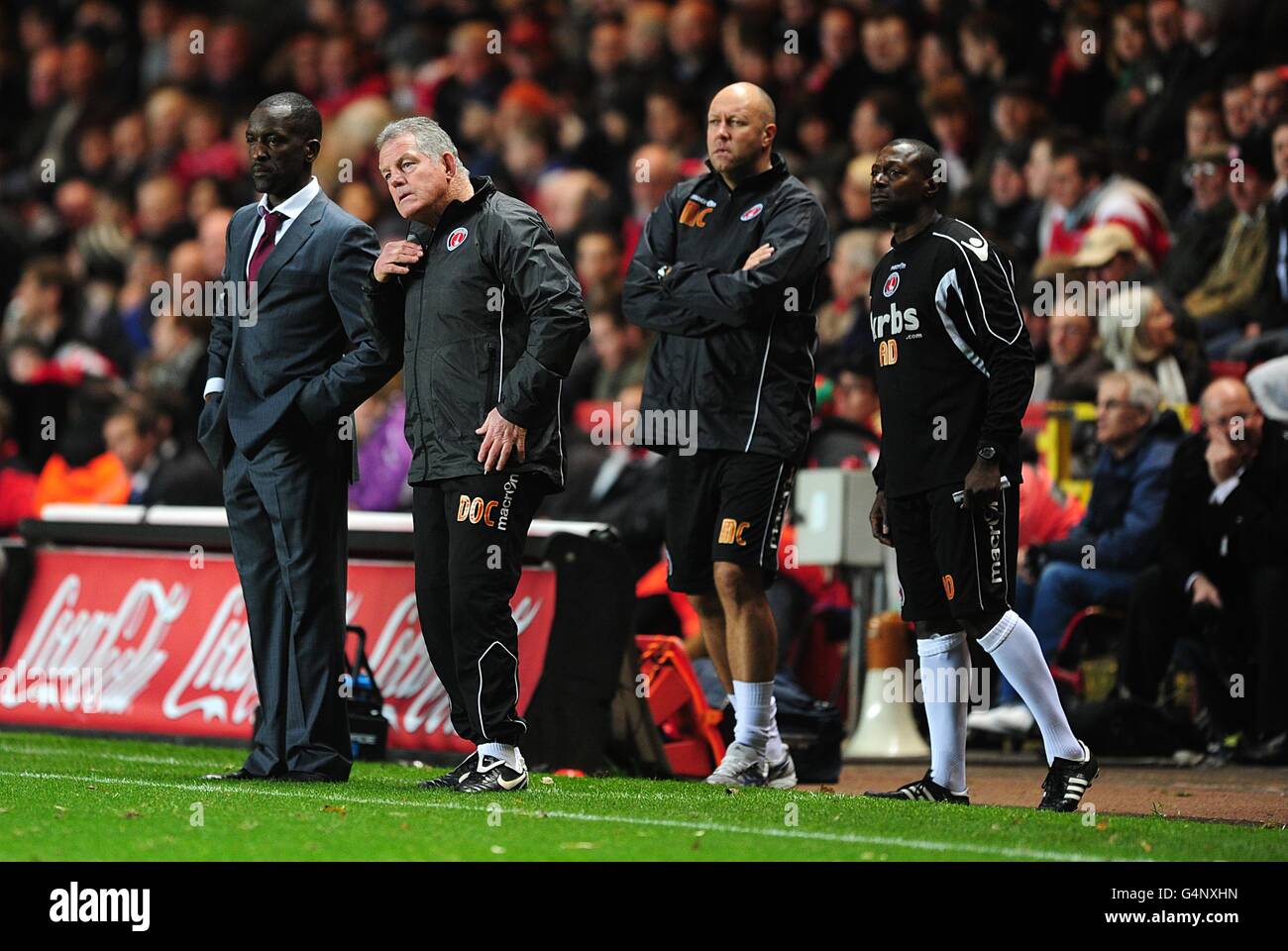 Il manmager Charlton Athletic Chris Powell (a sinistra), il dottor John Fraser (2° a sinistra) e l'assistente manager Alex Dyer (a destra) guardano ansiosamente mentre Yann Kerrorgant (non illustrato) è tended a dopo aver raccolto una ferita Foto Stock