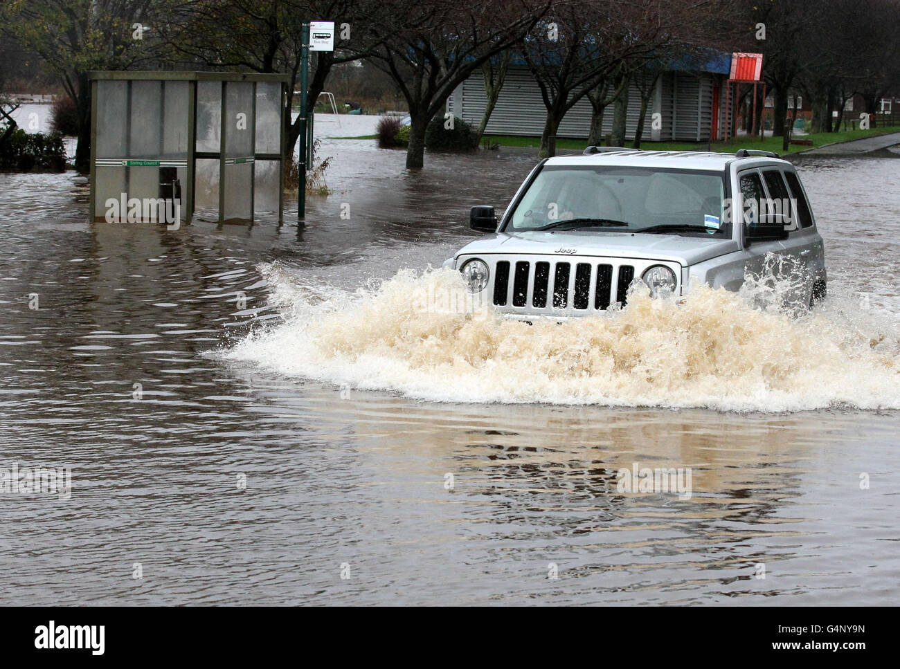 Un'auto si fa strada attraverso acque profonde alluvionali vicino al Ponte di Allan, che è stato allagato a causa della pioggia pesante. Foto Stock