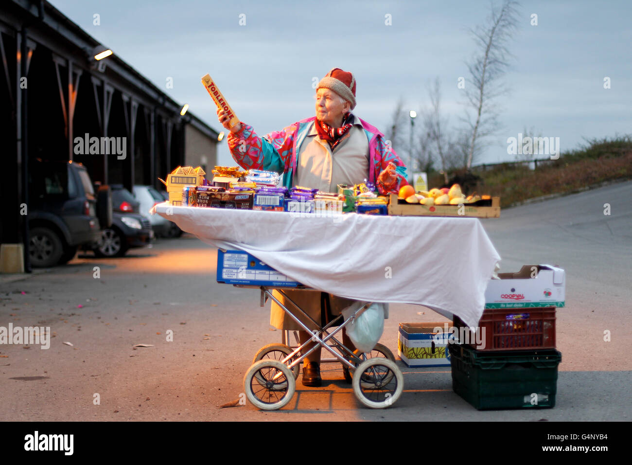 Annie Walsh di Francis St a Dublino vende cioccolato a. I corridori durante il Festival invernale Ladbrokes.com all'ippodromo di Punchestown Foto Stock