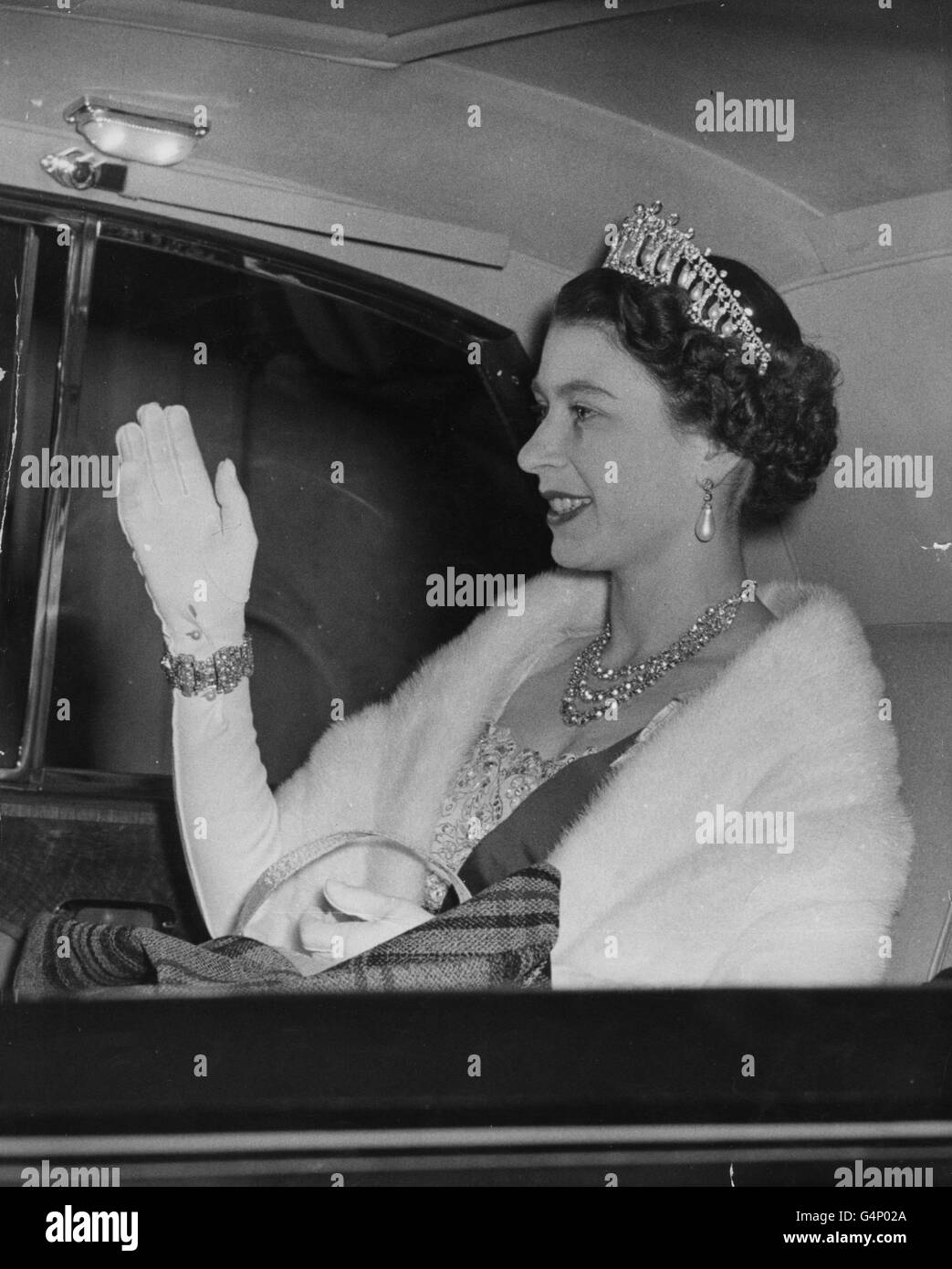 La regina Elisabetta II arriva a Downing Street per una cena data da Sir Winston Churchill. Foto Stock
