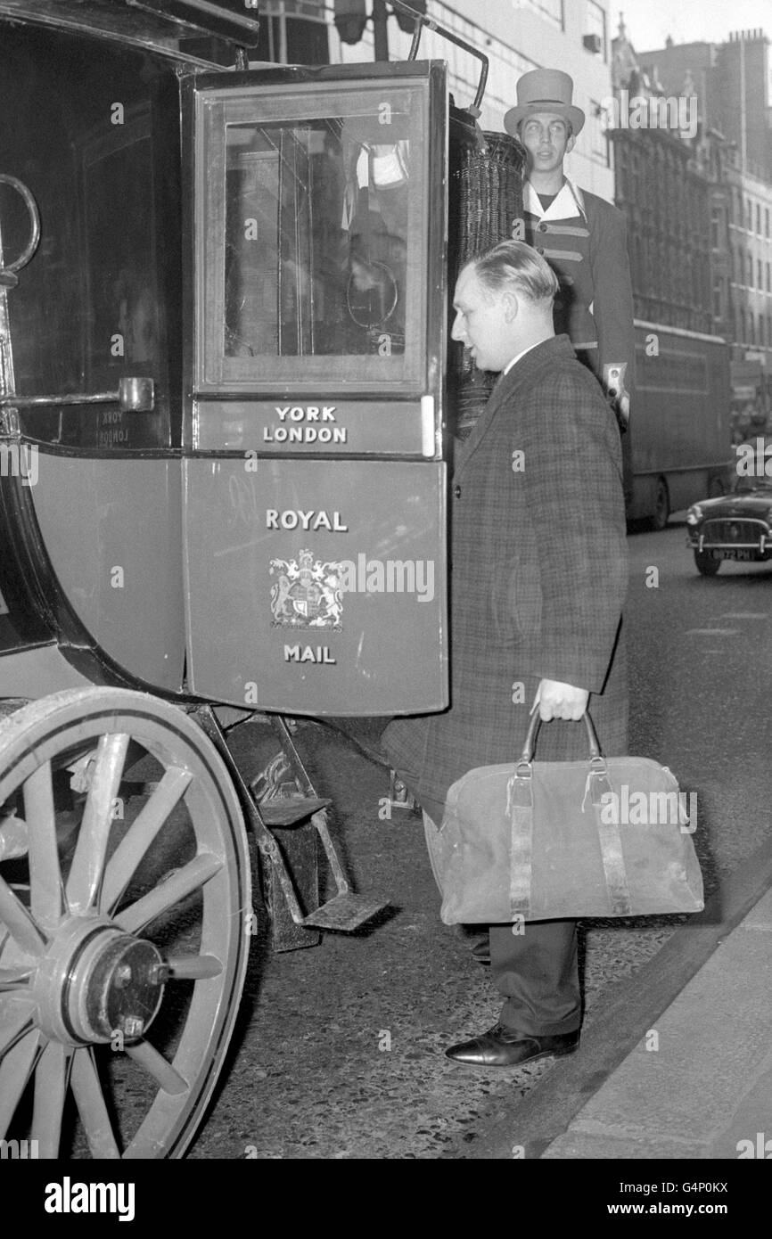 Il vecchio autobus postale da Londra a Bristol a Londra prima del suo viaggio verso l'eliporto di Battersea. Il pullman, trainato da quattro cavalli, sta partecipando a una nuova tappa della "corsa del tempo" da Londra a Bristol. La sua posta pubblicitaria sarà poi volata a Bristol in elicottero. Il 'revival' dell'allenatore ha segnato l'apertura di un ufficio di Bristol da parte di R.F. White & Son Ltd, che pretende di essere la più antica agenzia pubblicitaria del mondo, e ha mostrato come l'agenzia ha attraversato gli anni da cavallo a elicottero. Foto Stock