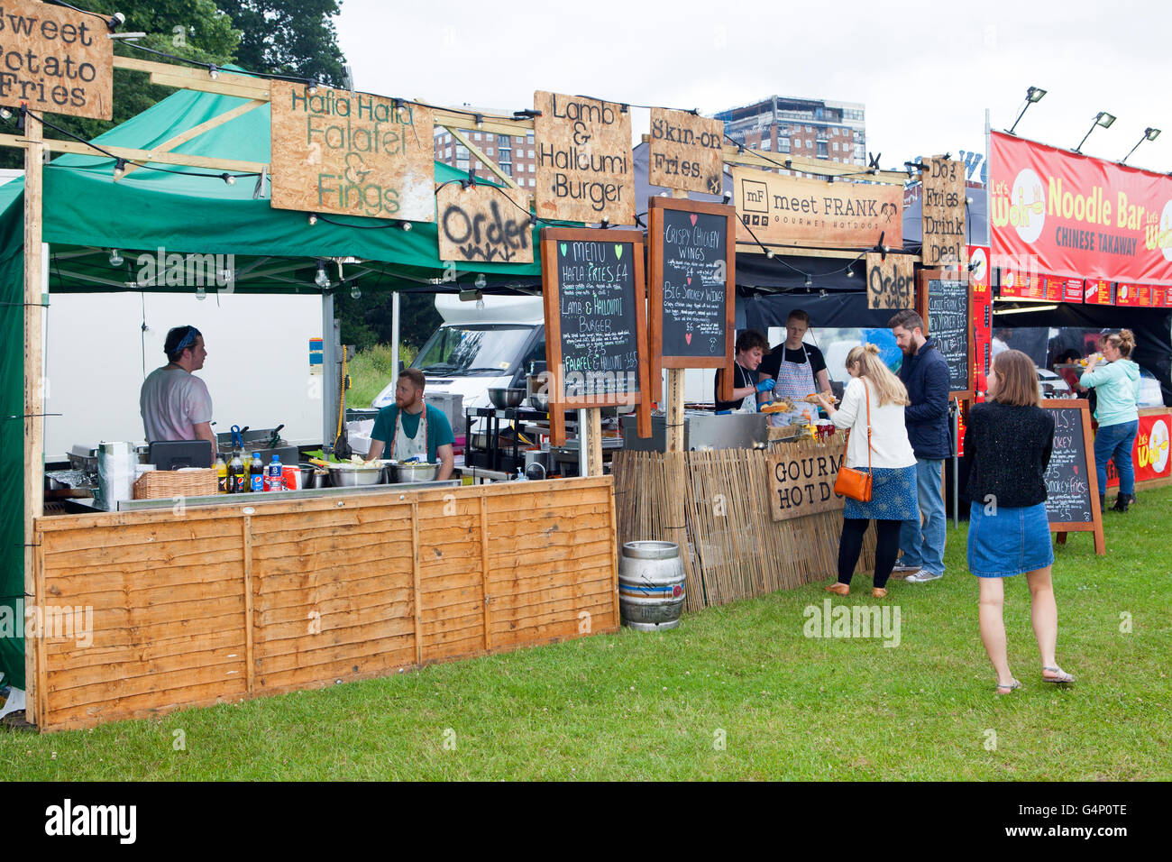 Hala Hala cibo furgoni di stallo & noodle bar all'Africa Oye festival di Sefton Park, Liverpool, Merseyside, Regno Unito Foto Stock