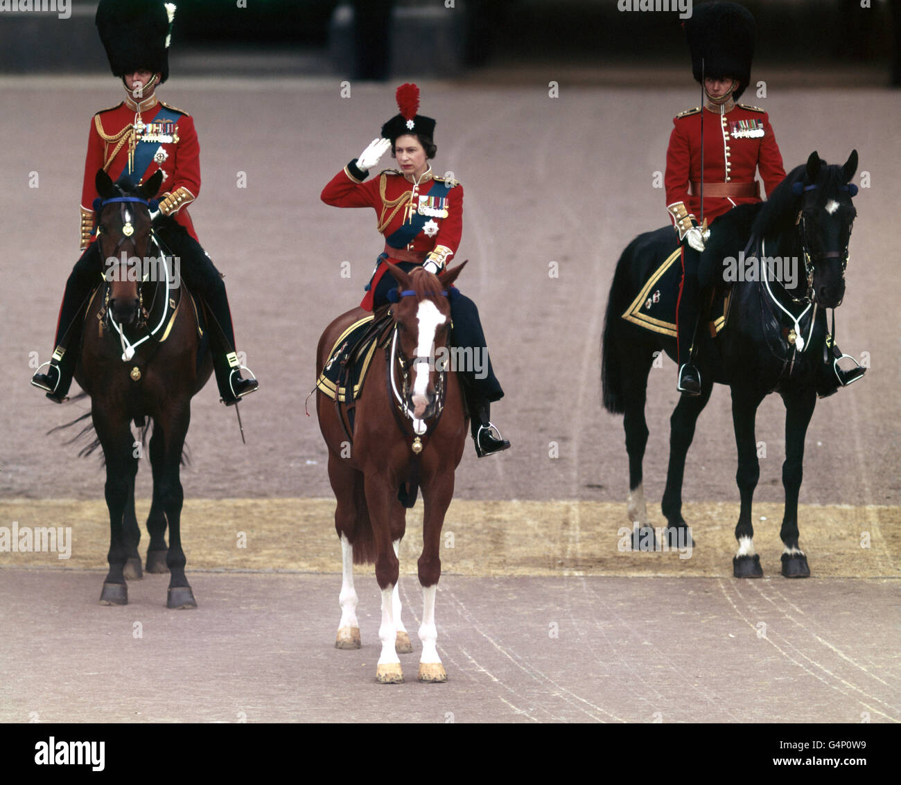 La regina Elisabetta II fa il saluto fuori Buckingham Palace dopo la cerimonia di Trooping the Color. Sulla sinistra si trova il Duca di Edimburgo. Foto Stock
