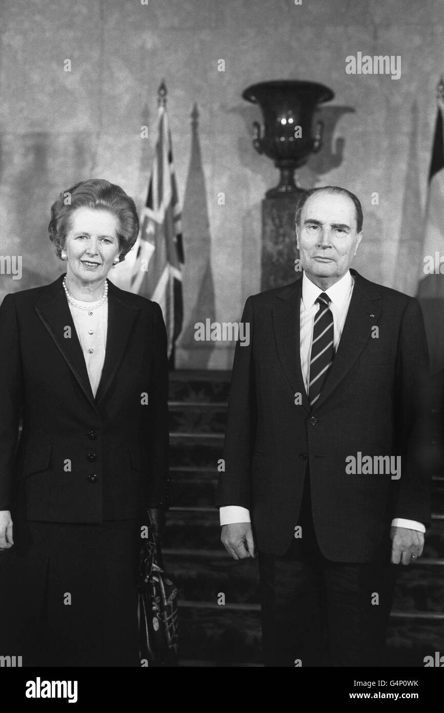Il primo ministro Margaret Thatcher con il presidente francese Francois Mitterrand a Lancaster House, Whitehall, dove si sono incontrati per discutere una serie di questioni che riguardano le relazioni tra Gran Bretagna e Francia. Foto Stock