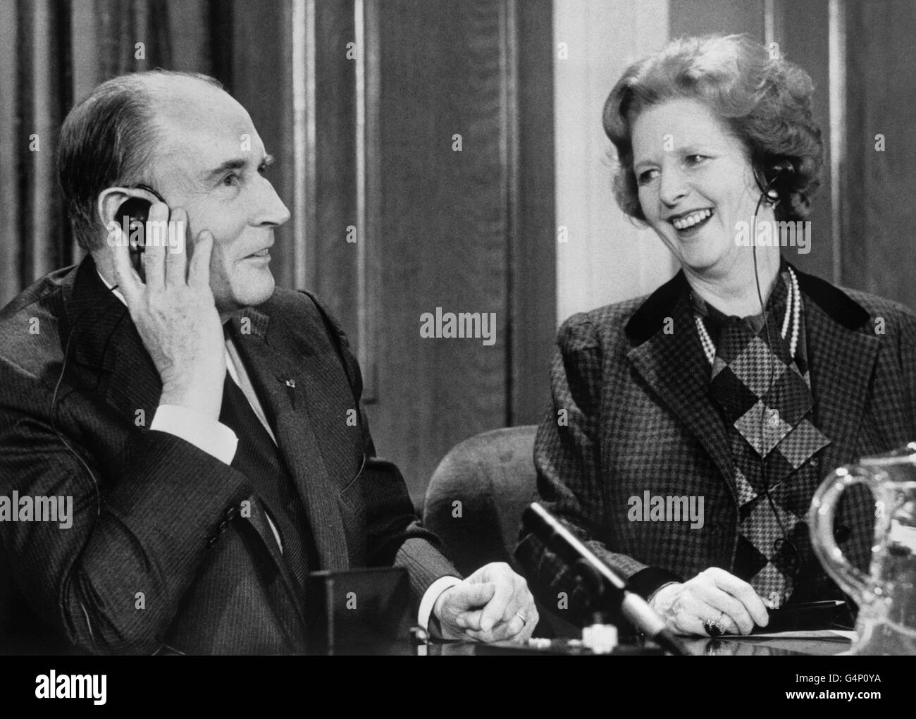Il primo ministro Margaret Thatcher e il presidente francese Francois Mitterrand in una conferenza stampa a Downing Street. Francois Mitterrand sta ascoltando attraverso un interprete. Foto Stock