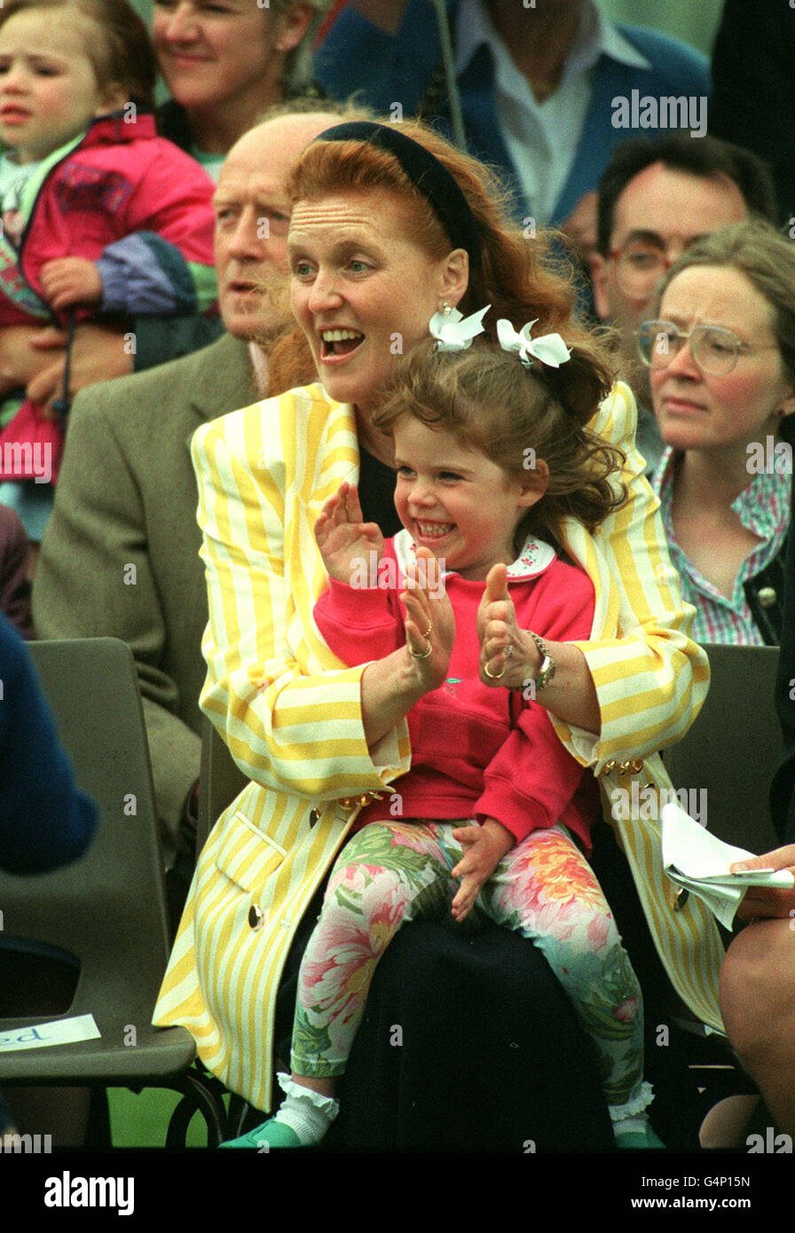 La Duchessa di York , Sarah Ferguson e la figlia minore Principessa Eugenie, mostrano la loro gioia mentre l'altra figlia Principessa Beatrice partecipa alla sua giornata sportiva alla scuola Upton House di Windsor. Foto Stock