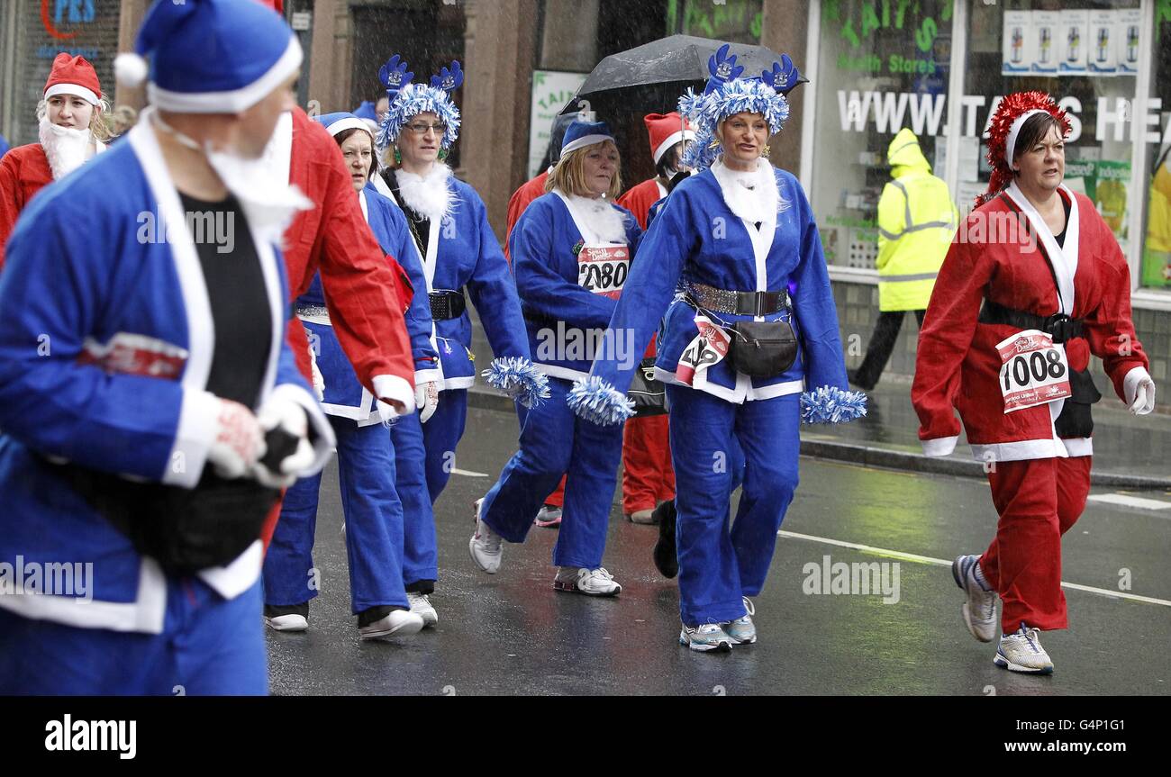 Liverpool Santa Dash oltre 8000 corridori fanno parte del tiranno annuale di santa DASH che mira a essere i detentori del record mondiale per i partecipanti totali. Foto Stock