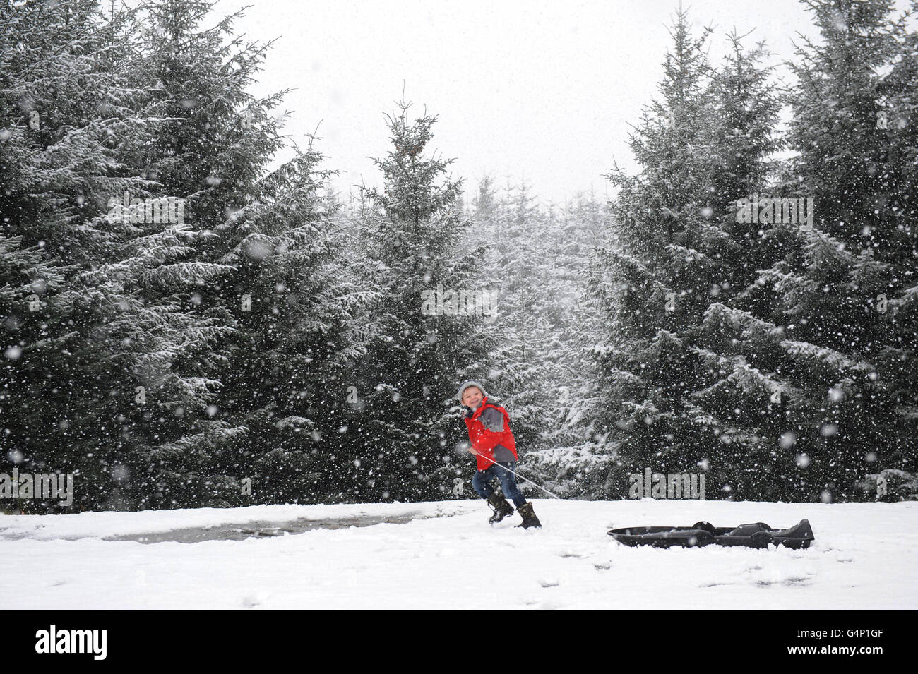 Callum Humphreys, 5, gode delle prime forti cadute di neve in Allenheads Northumberland come i previsori hanno avvertito la gente di prendere la cura supplementare sui viaggi come la neve è prevista oggi in alcune parti del Regno Unito. Foto Stock