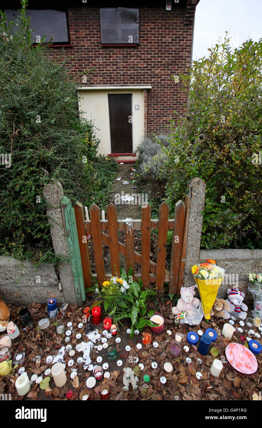 Candele accese, giocattoli morbidi e messaggi di buona volontà sono lasciati sulla scena di una veglia che si è svolta ieri sera a Gravesend, Kent, dopo l'arresto di due persone dopo che un bambino è stato ricoverato in ospedale giovedì scorso in una condizione grave. Foto Stock