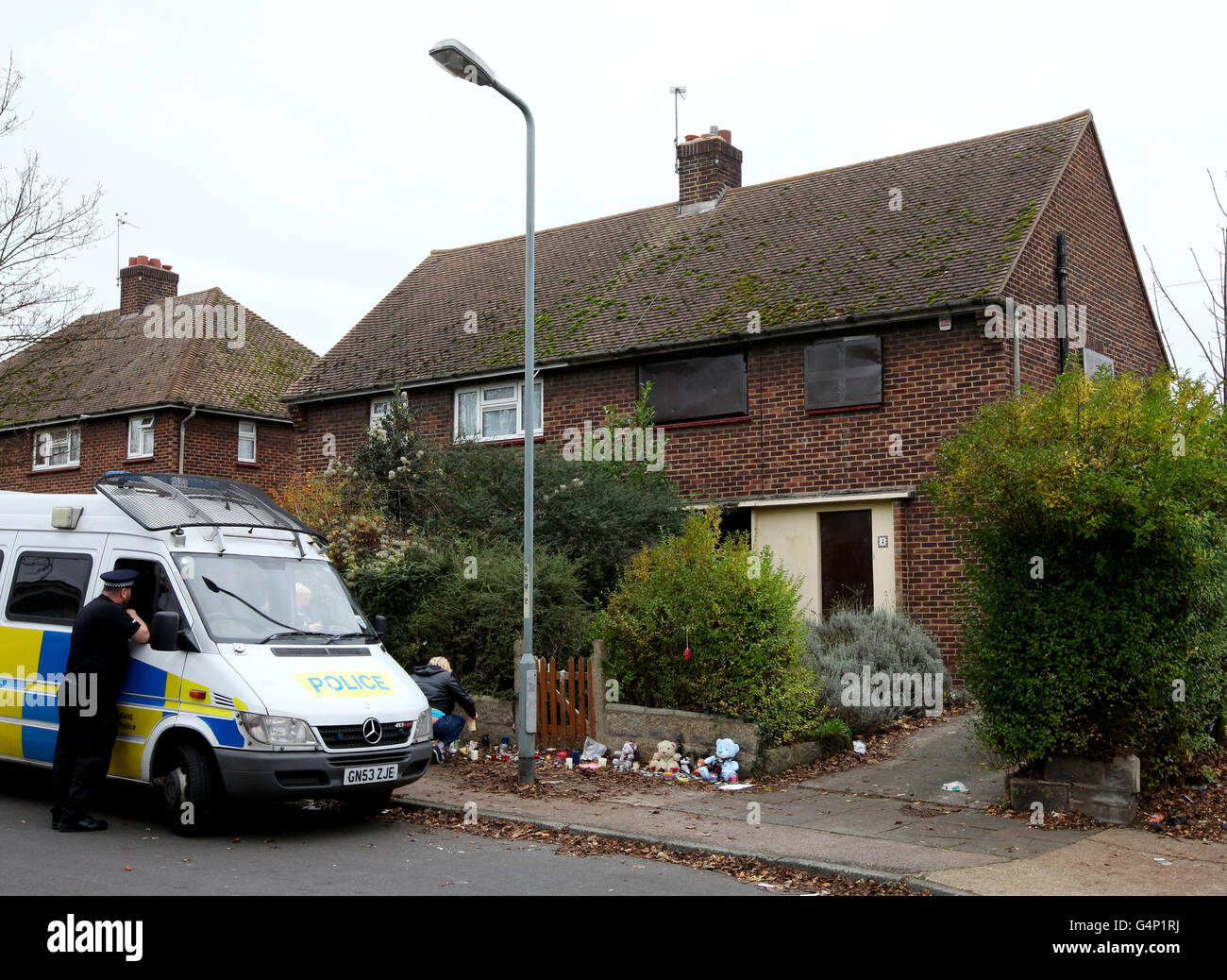 Candele accese, giocattoli morbidi e messaggi di buona volontà sono lasciati sulla scena di una veglia che si è svolta ieri sera a Gravesend, Kent, dopo l'arresto di due persone dopo che un bambino è stato ricoverato in ospedale giovedì scorso in una condizione grave. Foto Stock