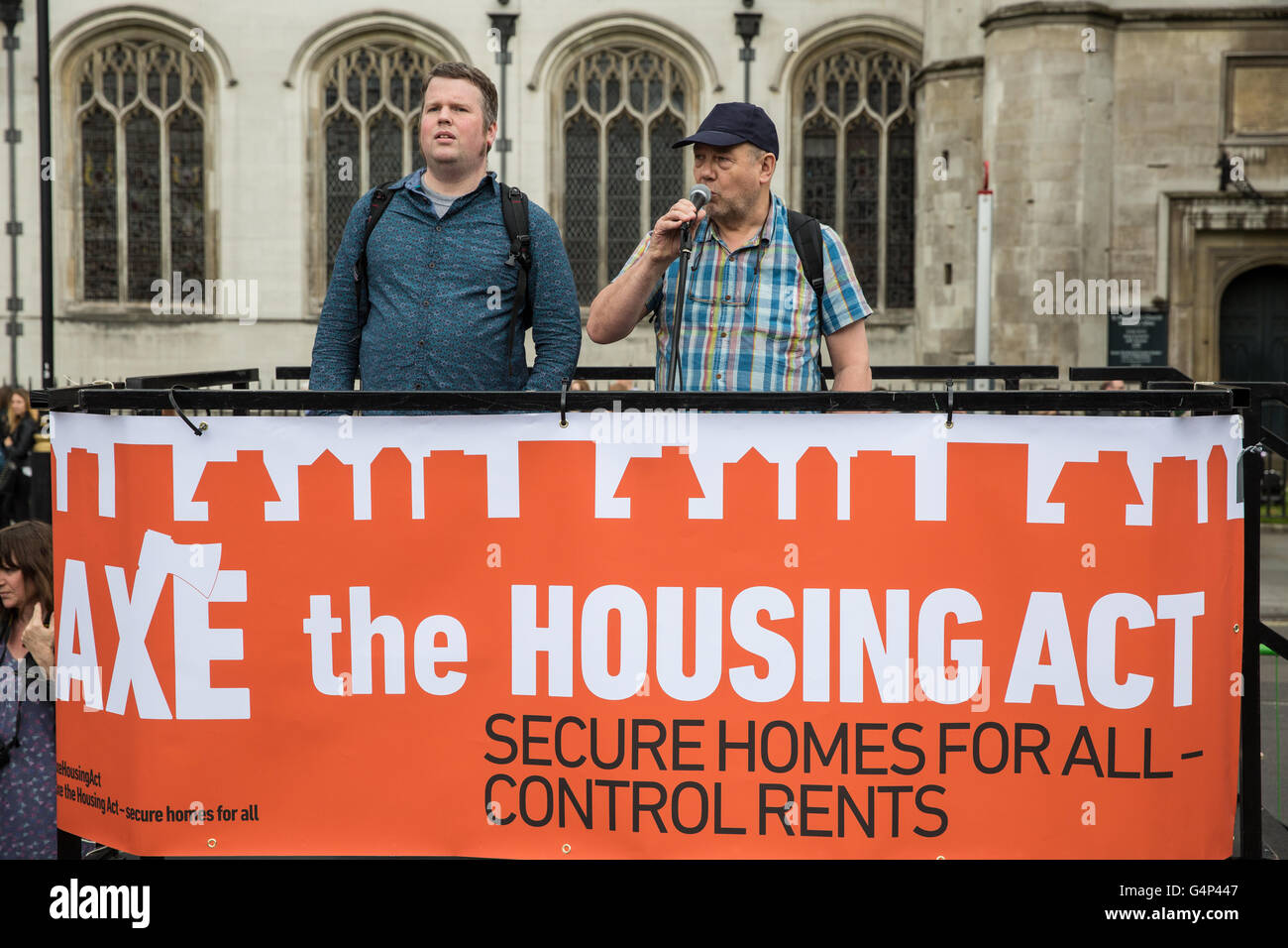 Londra, Regno Unito. Il 18 giugno, 2016. Cllr Gary Heather di Islington il lavoro del Consiglio degli indirizzi di gruppo "Ax l'alloggiamento atto " rally in piazza del Parlamento. Credito: Mark Kerrison/Alamy Live News Foto Stock