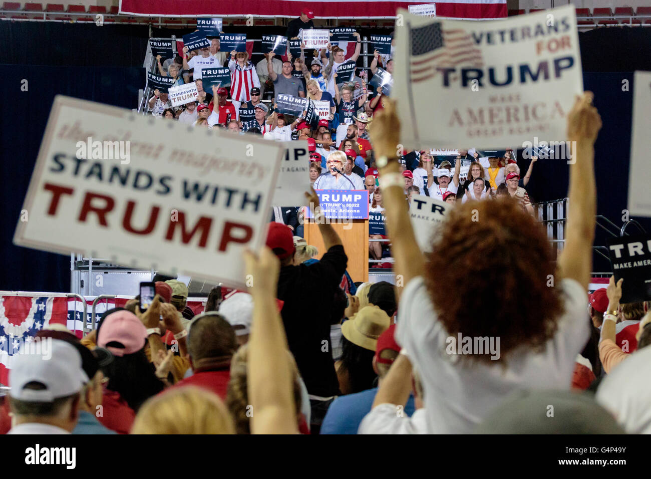 Phoenix, Arizona, Stati Uniti. Il 18 giugno, 2016. Ex Governatore Arizona Jan Brewer parla a Trump campagna al rally Veterans Memorial Coliseum nel centro di Phoenix. Questo è stato Trump della quarta apparizione in Arizona durante il suo 2016 campagna presidenziale. Credito: Jennifer Mack/Alamy Live News Foto Stock