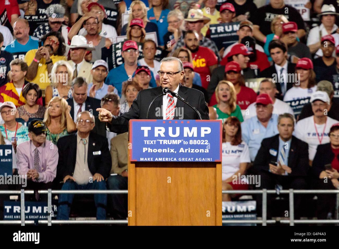 Phoenix, Arizona, Stati Uniti. Il 18 giugno, 2016. Maricopa County Sheriff Joe Arpaio parla a Trump campagna al rally Veterans Memorial Coliseum nel centro di Phoenix. Questo è stato Trump della quarta apparizione in Arizona durante il suo 2016 campagna presidenziale. Credito: Jennifer Mack/Alamy Live News Foto Stock