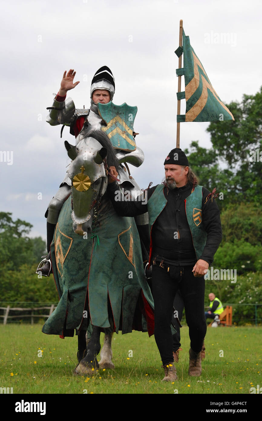 Greenwich, Londra, Regno Unito. Il 18 giugno, 2016. Un re-enactor vestito come un cavaliere a cavallo durante una giostra medievale concorrenza nel Greenwich, Londra, Regno Unito. Il 'Grand giostra medievale" si è svolto a Eltham Palace, un inglese un patrimonio di proprietà che è stata la casa del re Enrico VIII come un bambino. La manifestazione mira a dare uno sguardo nella vita presso il palazzo durante il periodo medievale. Credito: Michael Preston/Alamy Live News Foto Stock