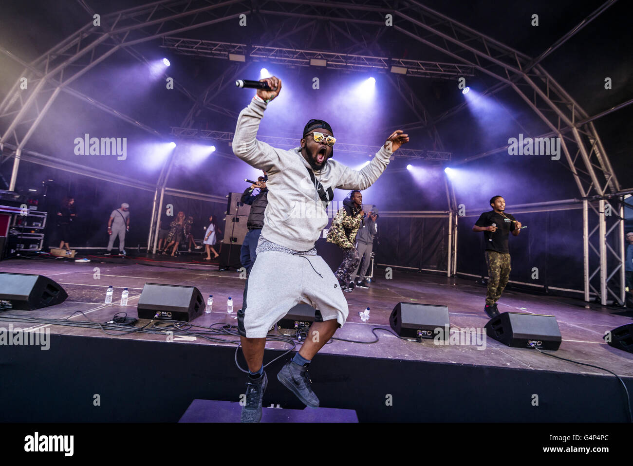 Barcellona, in Catalogna, Spagna. Il 18 giugno, 2016. Pollice dal British hip-hop sensazione 'Sezione BOYZ' salti dal palco durante le loro performance live al terzo giorno del SONAR di Barcellona 2016 Credit: Matthias Oesterle/ZUMA filo/Alamy Live News Foto Stock