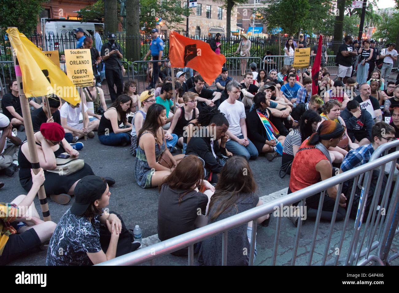 New York, Stati Uniti d'America. Il 18 giugno 2016. I dimostranti osservare dieci minuti di silenzio per le vittime del massacro di Orlando. I membri e i sostenitori della comunità LGBT aderito a Stonewall Inn nel Greenwich Village in solidarietà con Orlando dopo un mese di marzo dal Grand Central Terminal. Credito: M. Stan Reaves/Alamy Live News Foto Stock