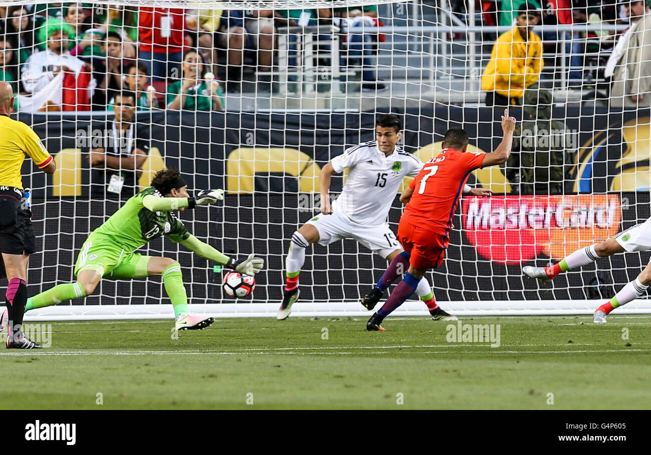 Santa Clara, Stati Uniti d'America. Il 18 giugno, 2016. Alexis Sanchez ( 1R) del Cile punteggi durante il quarterfinal match contro il Messico di 2016 Copa America soccer torneo di Levi's Stadium di Santa Clara, California, Stati Uniti, 18 giugno 2016. Il Cile ha vinto 7-0. Credito: Zhao Hanrong/Xinhua/Alamy Live News Foto Stock