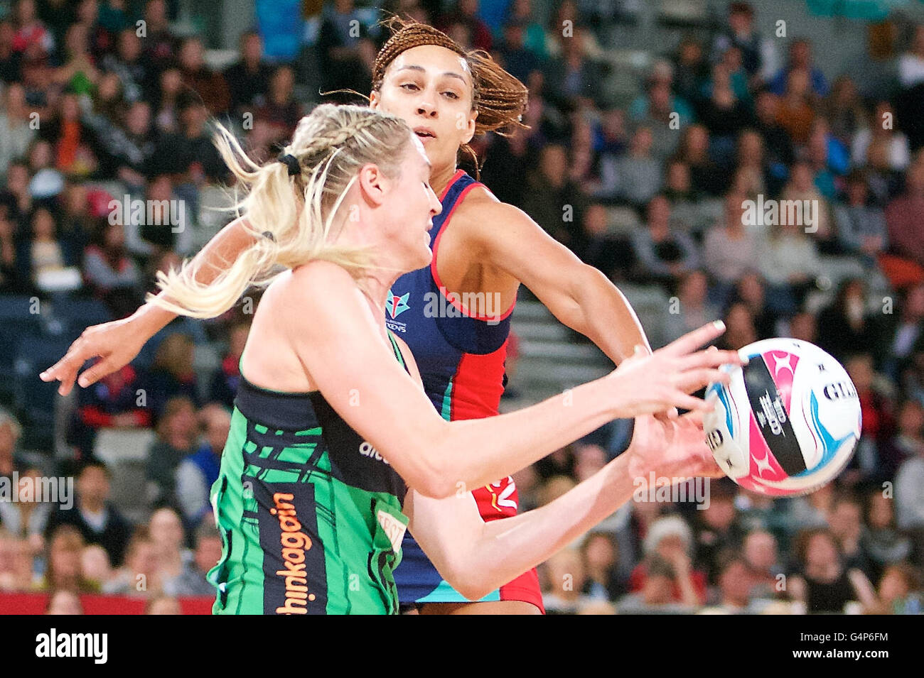 Melbourne, Victoria, Australia. 19 giugno 2016. CAITLIN BASSET della costa occidentale africana prende la palla di fronte GEVA MENTOR del Melbourne Vixens durante il 2016 ANZ Netball Championships tra Melbourne Vixens e la costa occidentale africana. © Tom Griffiths/ZUMA filo/Alamy Live News Foto Stock